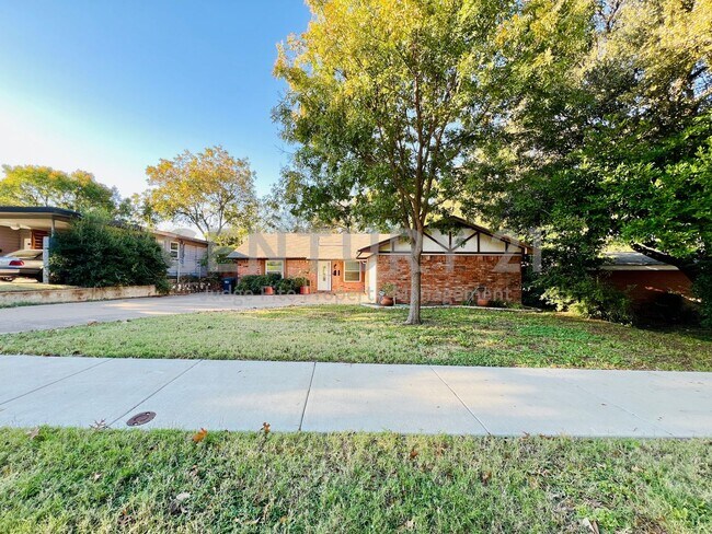 Building Photo - Mid-Century, Modern 3/2/2 with Designer Updates in Fort Worth For Rent!