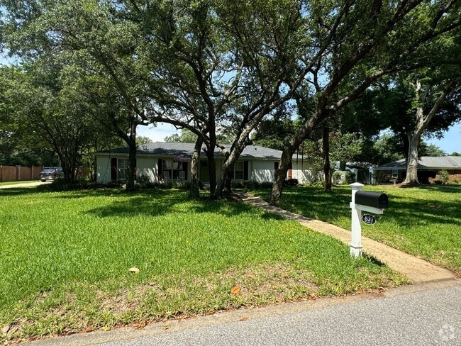 Building Photo - Gulf Breeze Proper - 5 bedroom, 3.5 bathro... Rental