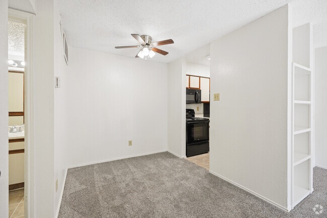 1BR, 1BA - 715SF - Dining Room
