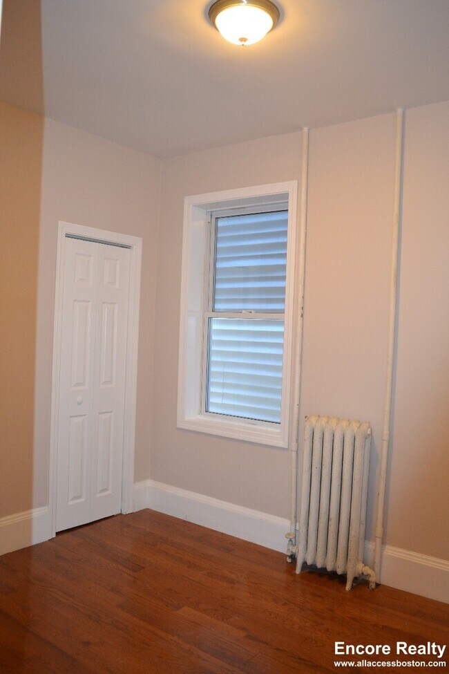 Photo - 241 Maverick St Unit 2