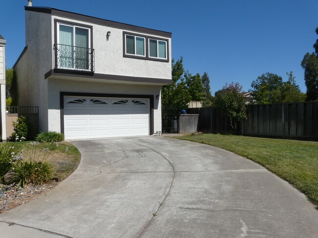 Building Photo - Bright Cambrian 3 Bedroom 2.5 Bath Home w/Office