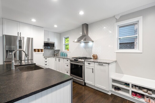 Photo - 486 Lakeshore Dr NE