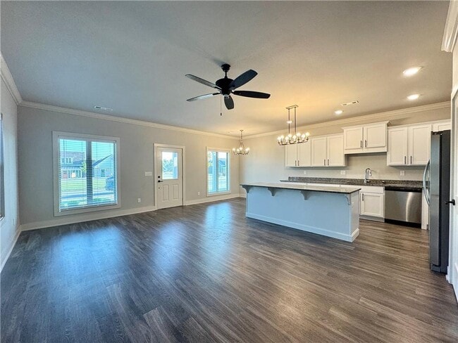 Building Photo - 832 NE Hts Ln