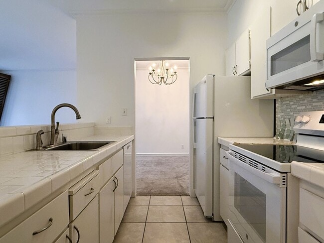 Building Photo - Top Floor Condo in Nob Hill Unit 308