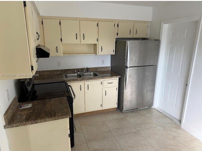 Photo - 4631 SW 33rd Ave Unidad 1-2