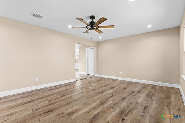 Photo - 209 W Victory Ave