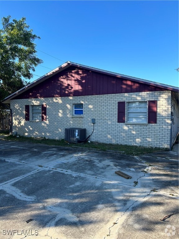 Building Photo - 275 Hubbard Ave Rental