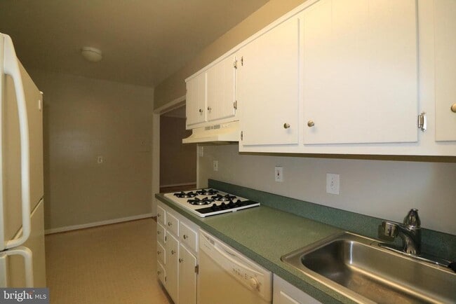 Building Photo - 10500 ROCKVILLE Unit 303