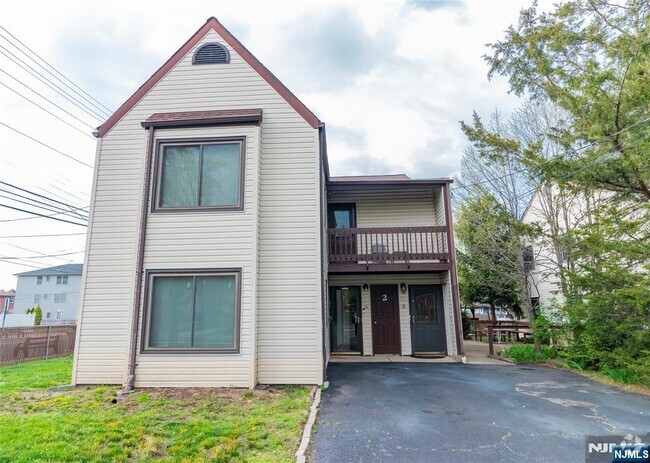 Building Photo - 2 Pulaski Pl Unit 2A Rental