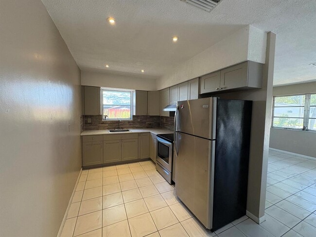 Photo - 6111 SW 31st St Unidad .