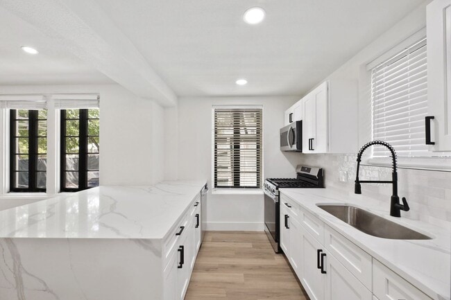 2808 San Pedro St