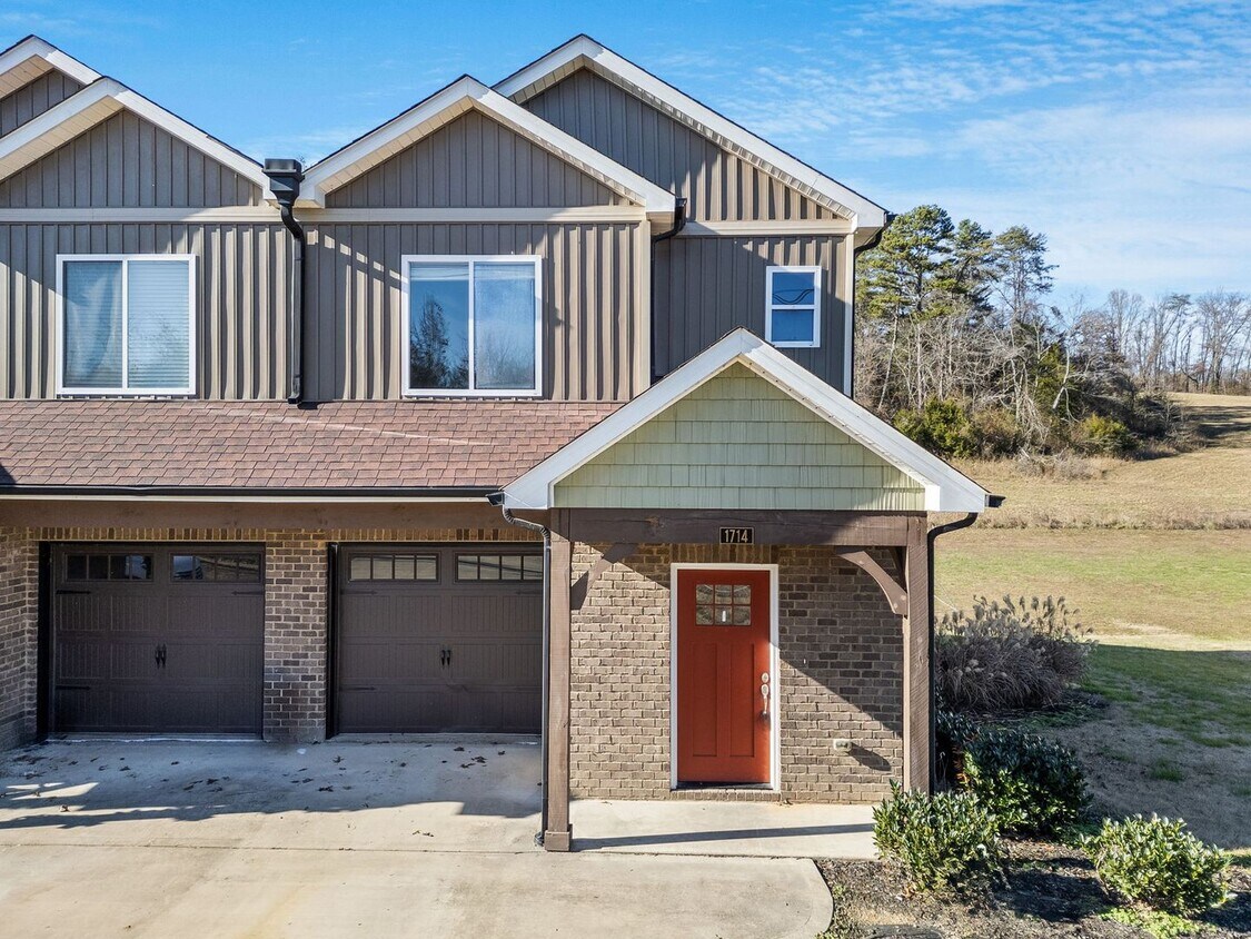 3 BR Townhome - 3 BR Townhome