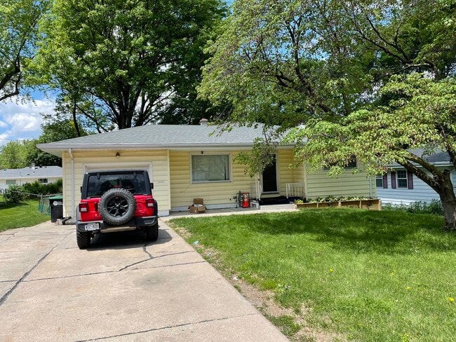 Building Photo - 2710 S 48th Ave Rental