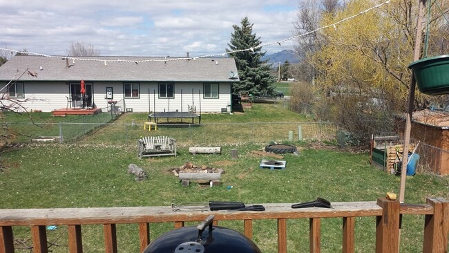 Building Photo - 3 Bedroom, 1 Bathroom Unit in Duplex for Rent