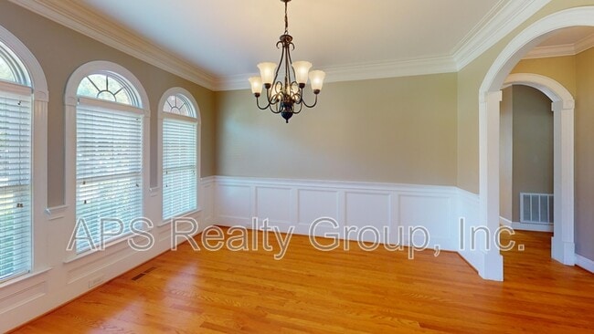 Photo - 2140 Rossmore Rd