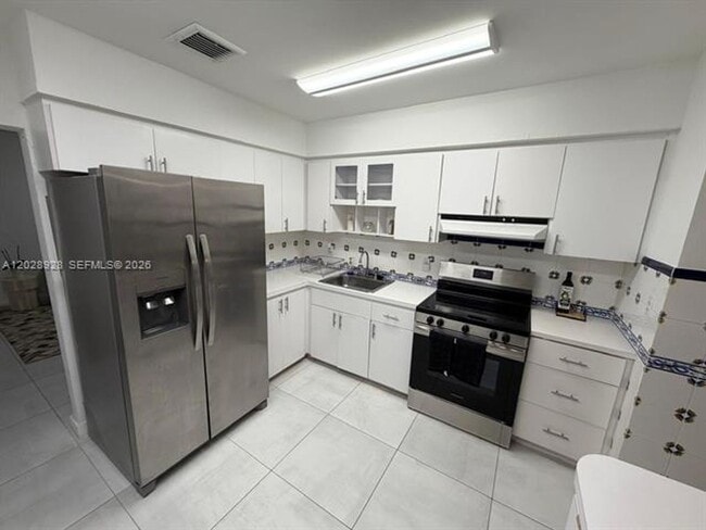 Building Photo - 3600 SW 26th St