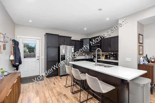 Photo - 739 Bates St SE