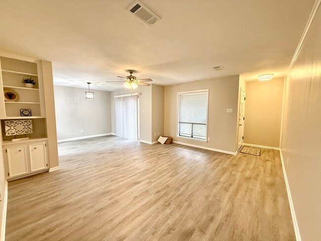 Photo - 601 Cache Cv