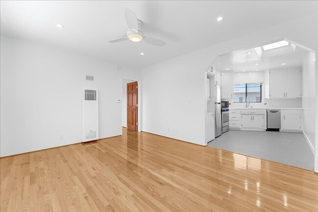 Building Photo - 1739 Washington Way Unit 04