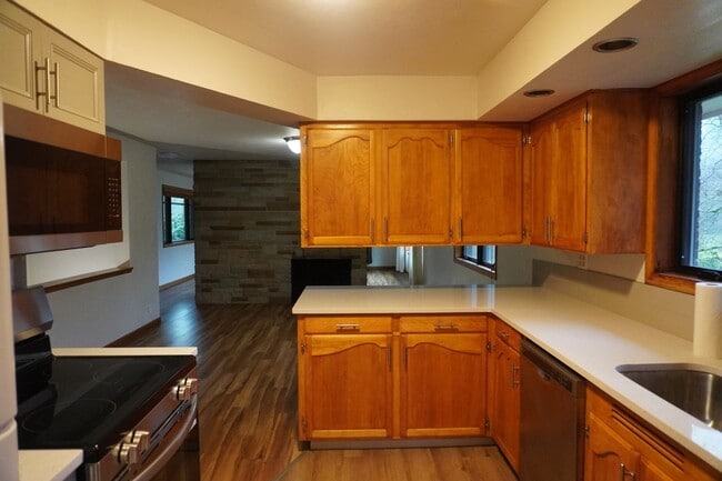 Photo - 5716 Alki Rd