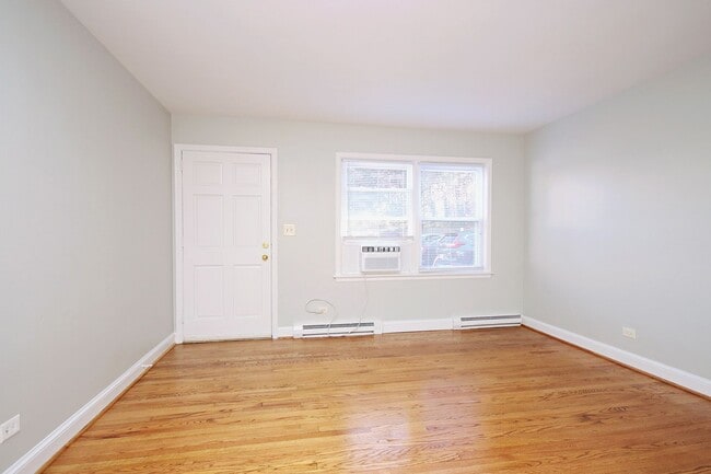 Building Photo - Student-Friendly Ivy Rd Apartment Near Foo... Unit Ivy Rd 2114 #07
