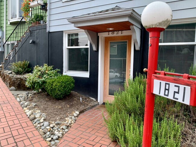 Building Photo - FAIRYTALE OF 1819 LLC QUEEN ANNE Unit 1821