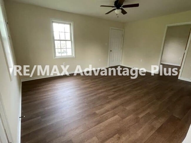 Photo - 208 Front St