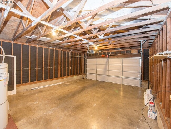 Look at this space! Craft, workout, park your car!?! - 1612 NE Liberty St