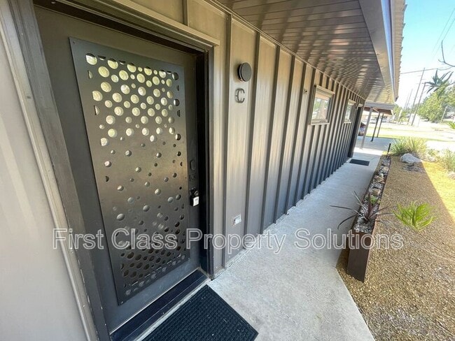 Building Photo - 711 N Douglas Ave Rental