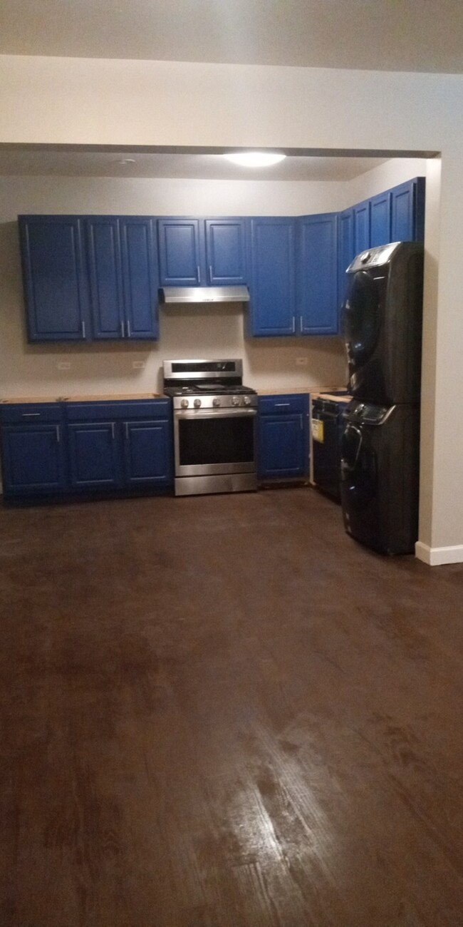 Large Kitchen with space for dining room - 6201 S Champlain Ave Apartments