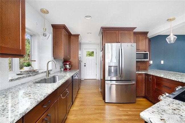 Photo - 581 Middle Rd