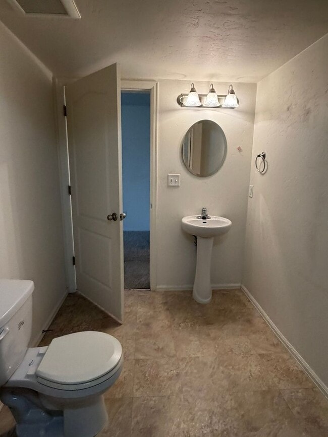 2484 1/2 Brokwillow Loop