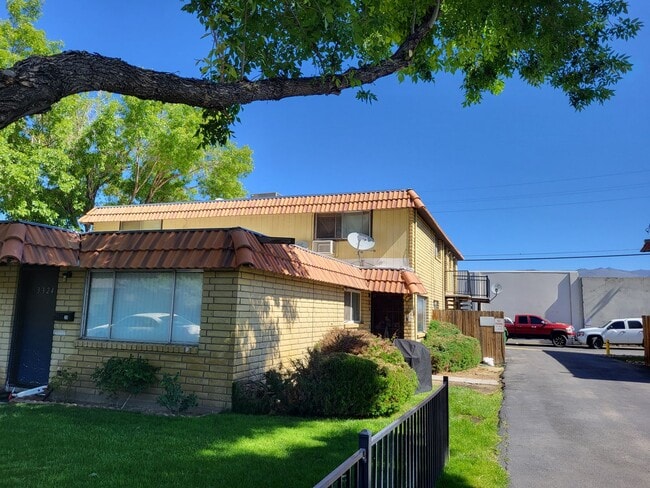 Building Photo - 3324 Woodside Dr Unit 17