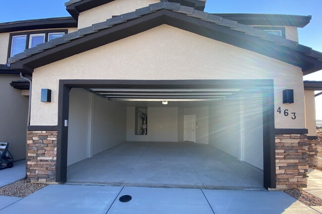 Building Photo - "Spacious 4-Bed Townhouse Oasis with 2.5 B...