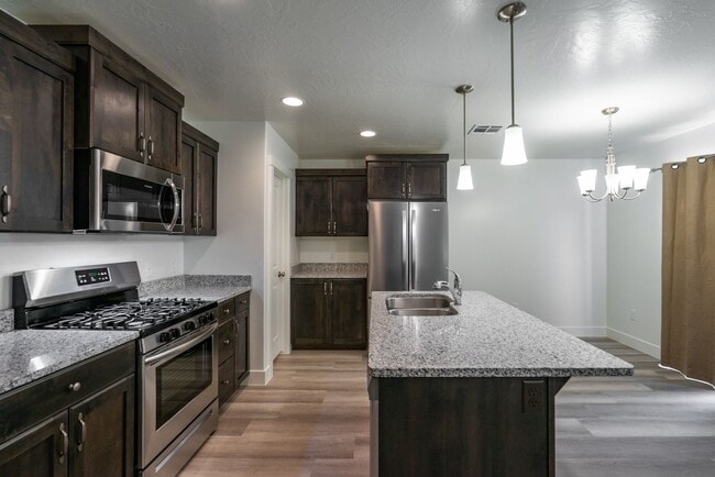 Building Photo - Flexible Lease! 4 Bedroom End Unit in St. ... Rental