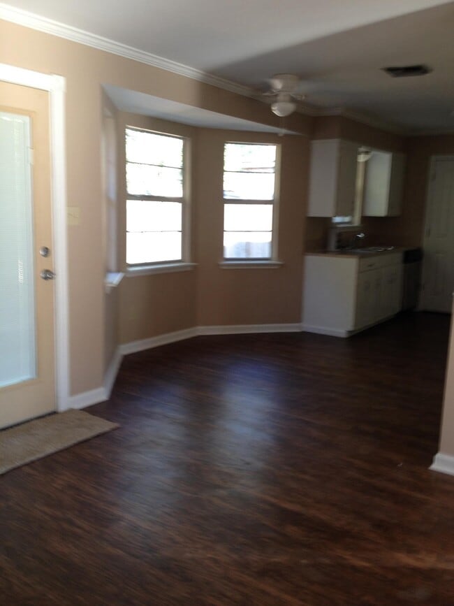 Hueso de desayuno - 205 Timothy Dr