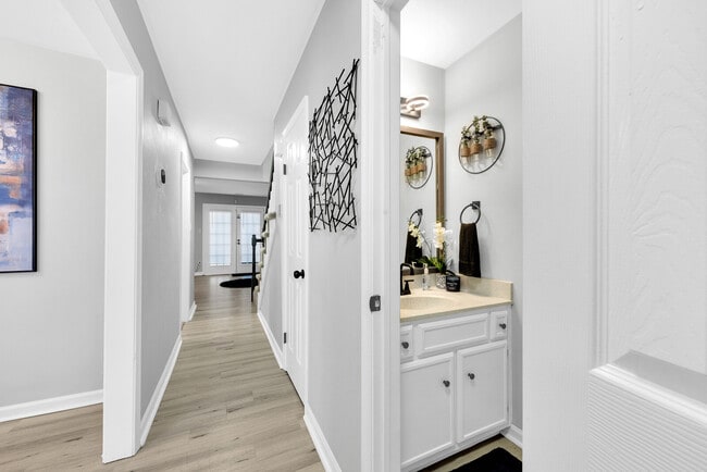 Photo - 5632 Trafalgar Arch