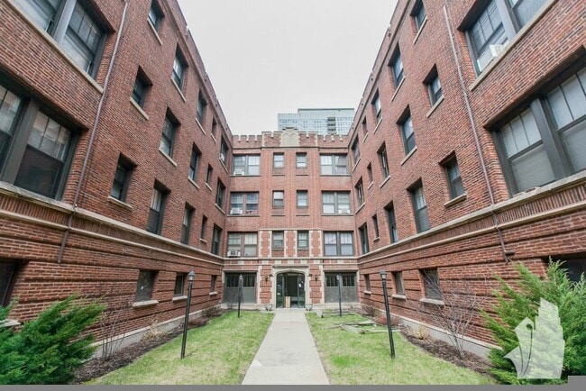 Building Photo - 667 W Cornelia Ave Unit #318 Rental