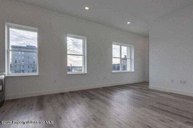 19 River St