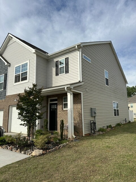 Building Photo - Beautiful 3 bedroom townhome with backyard space in Pendleton