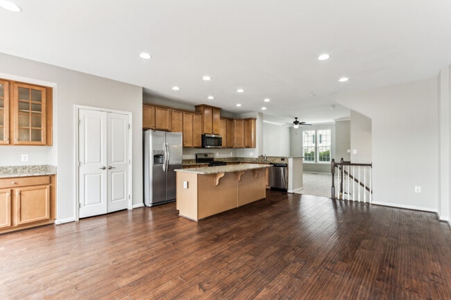 Kitchen & Dining