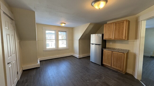 Photo - 4 Bed, 1 Bath, plus Bonus Room in Rochester! Unit B