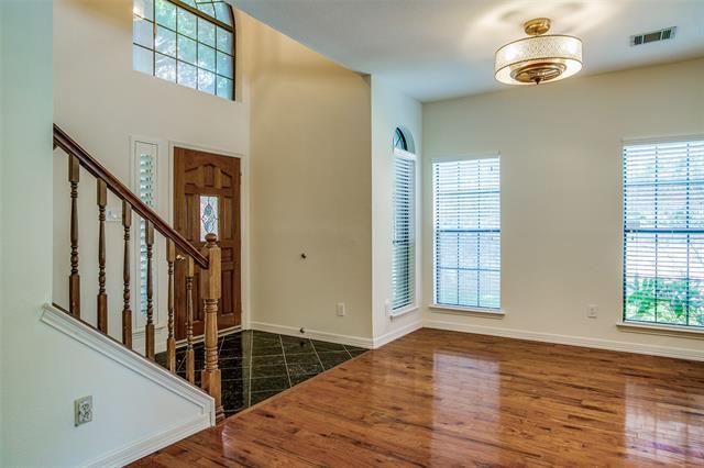 Photo - 824 Woodlake Dr