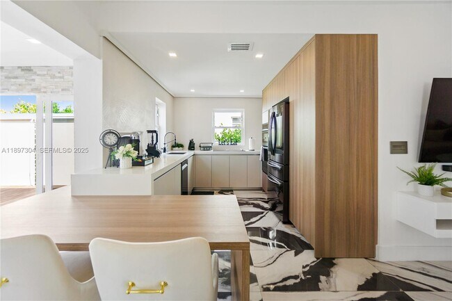 Photo - 1544 Michigan Ave