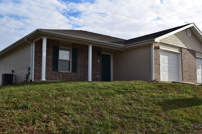 Building Photo - Beautiful 2 Bedroom, 2 Bathroom Duplex!