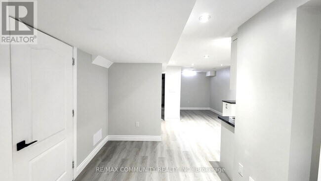 Photo - 435 Stonegate Ave