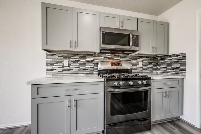 Photo - 5750 Roehampton Ct