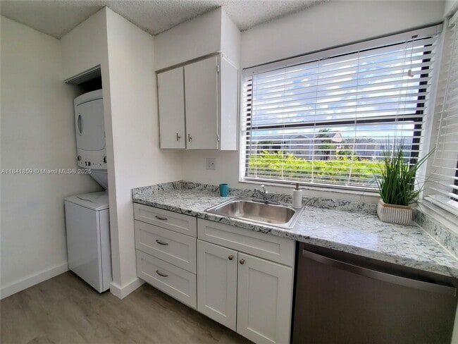 Building Photo - 1017 Washington Cir Unit F Rental