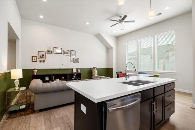Photo - 147 Knightsbridge Park Ln