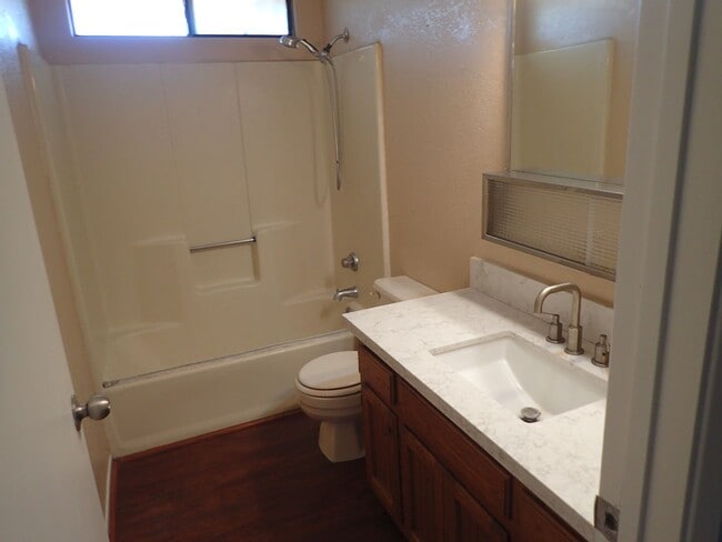 Photo - 1008 W Atkins Ave Unidad C